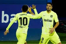 Thumbnail for article: El Pistolero doet het weer: Suárez deelt tik uit aan Barça en Real met Panenka