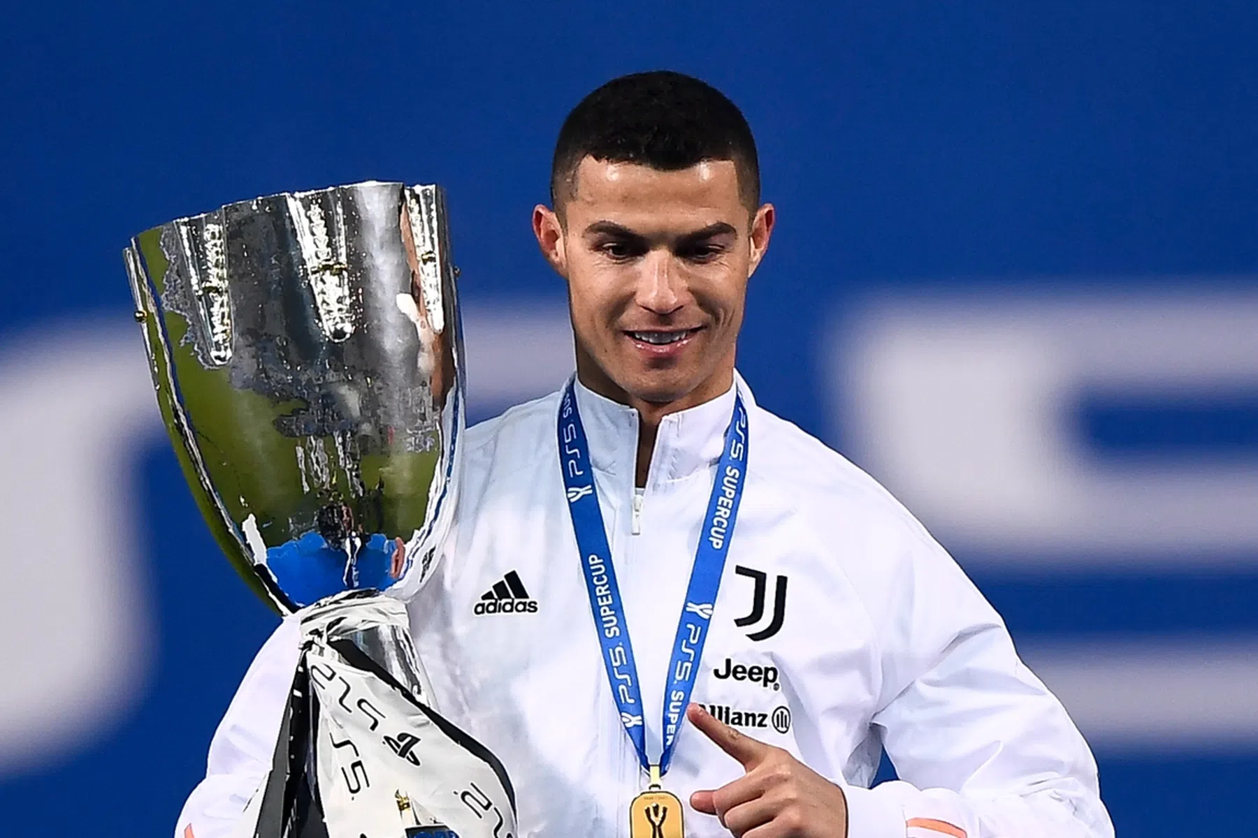 Kersverse recordhouder Ronaldo put moed uit eerste prijs van Pirlo