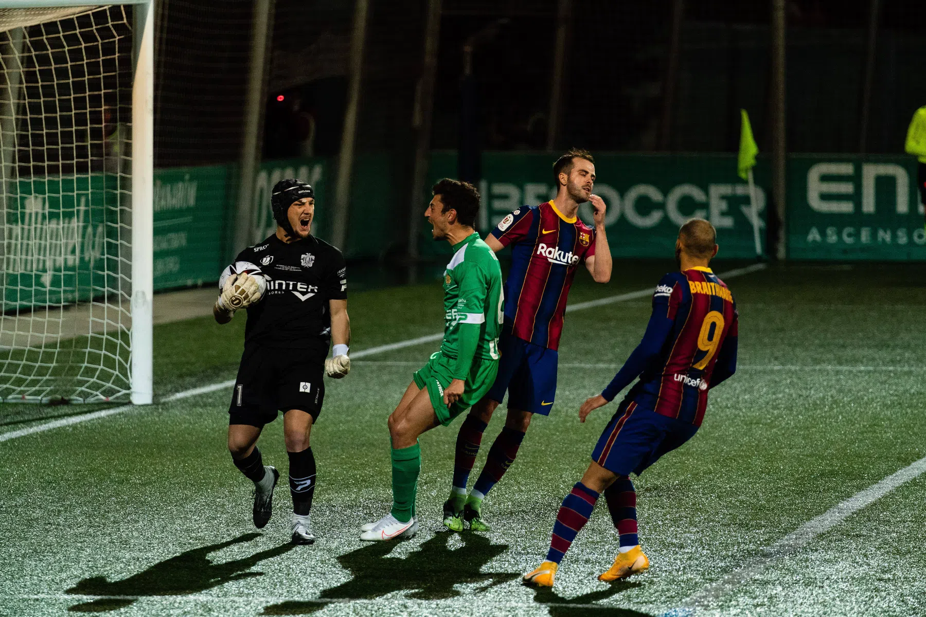 Cornellà-doelman schrijft historie en krijgt presentje van Barcelona