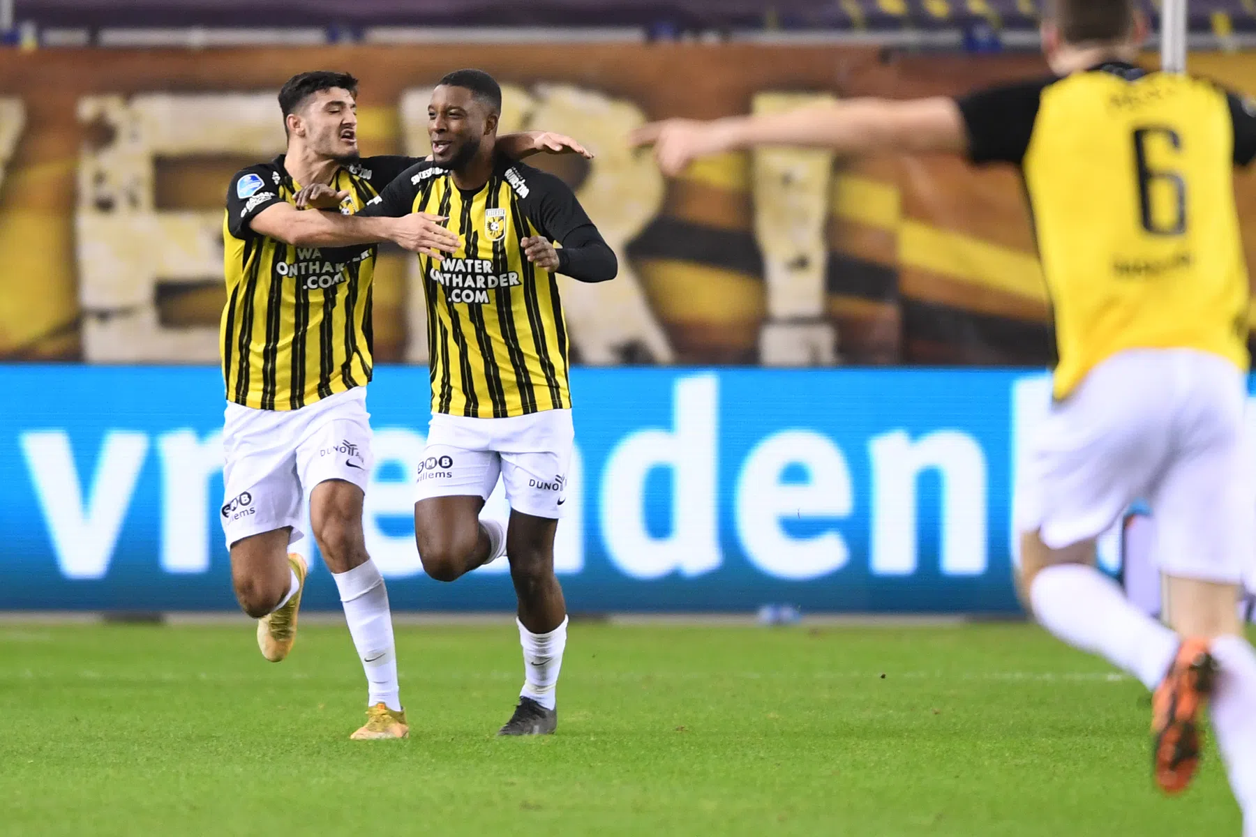 Bazoer knalt Vitesse in punten naast Ajax