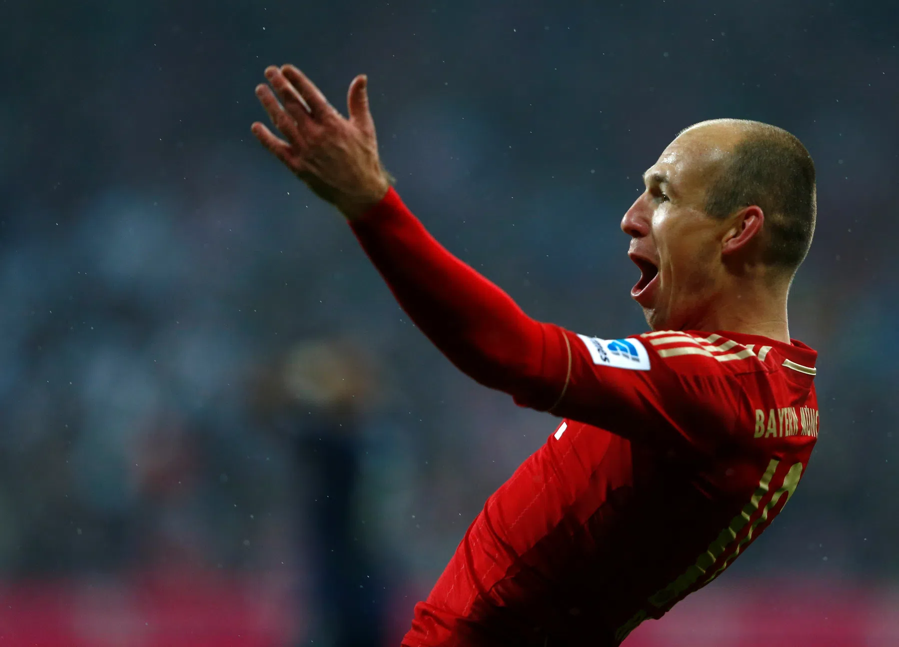 Willem II-middenvelder lacht scheids uit, voetbalwereld feliciteert jarige Robben