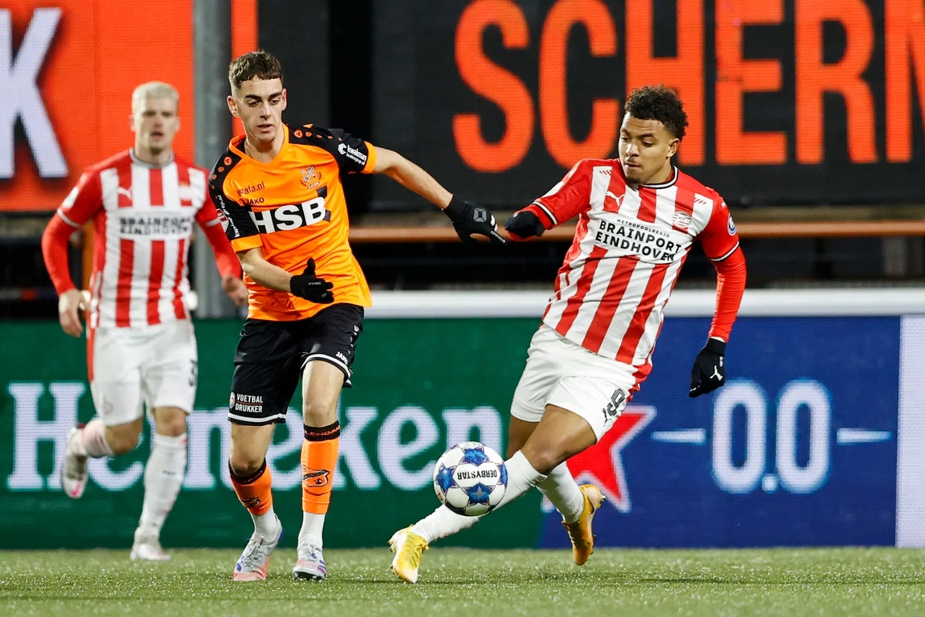 Schmidt voert weer wijzigingen door: Malen en Sangáre op de bank
