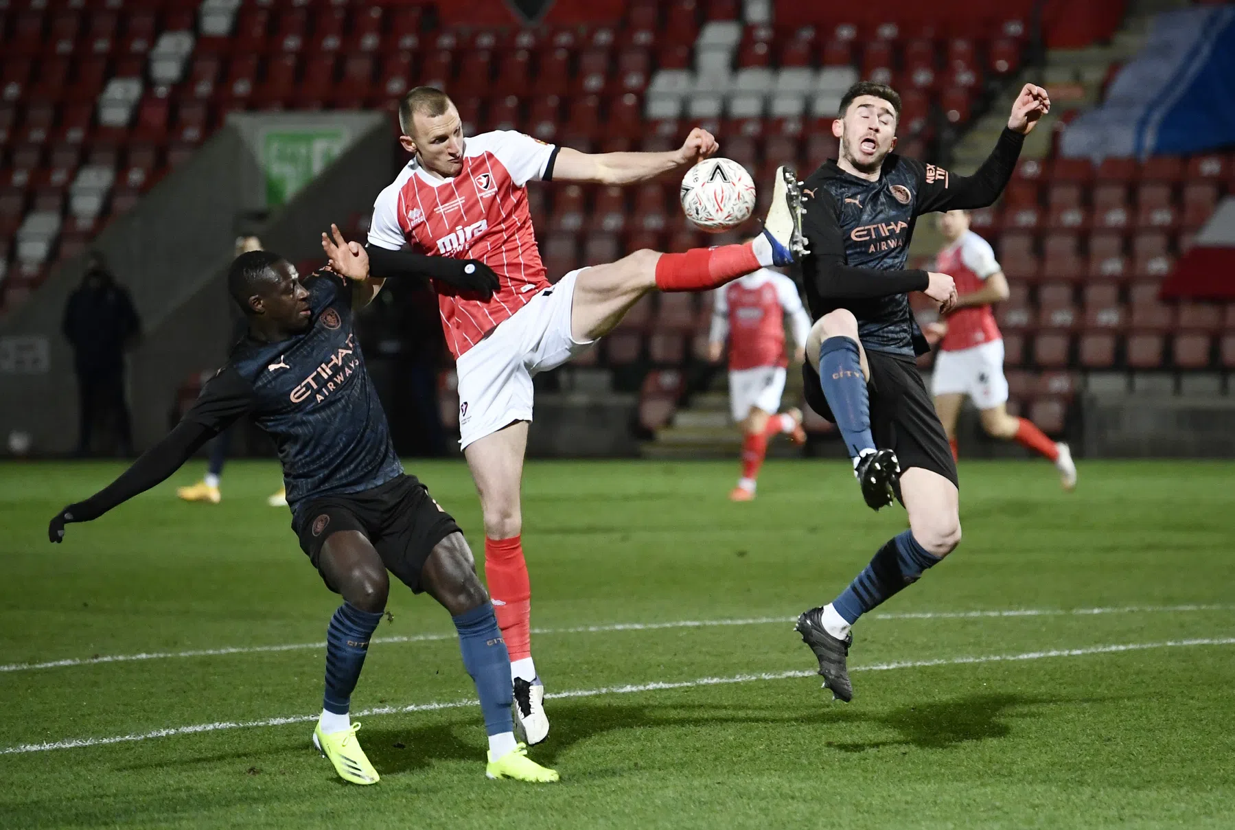Man City net op tijd wakker tegen dappere dwerg Cheltenham
