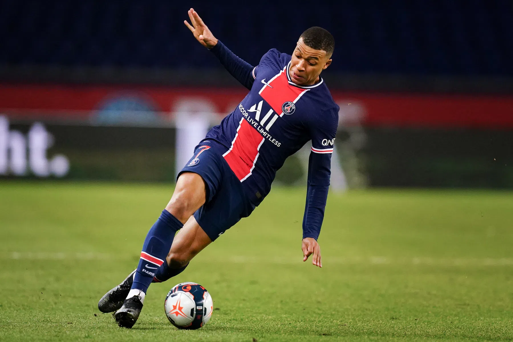 Wraak nemende Mbappé zinspeelt op langdurige PSG-carrière