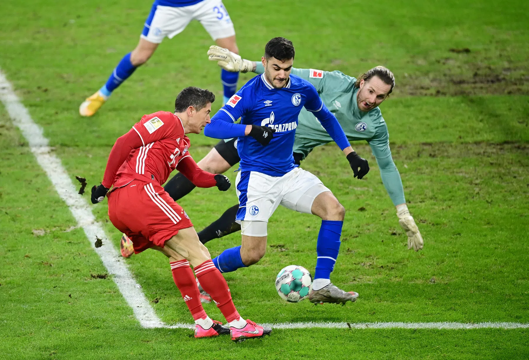 Nieuwe domper Huntelaar-loos Schalke op feestmiddag Neuer en Lewandowski