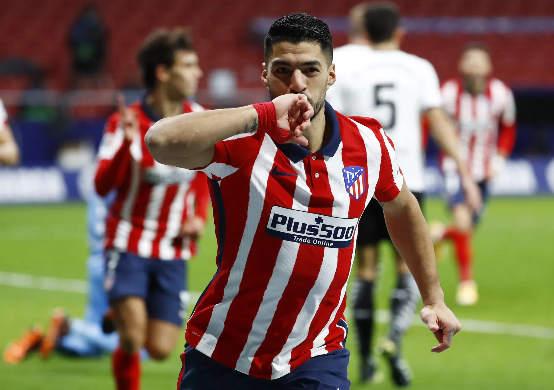 Suárez blijft ook een jaartje ouder scoren voor doordenderend Atlético 