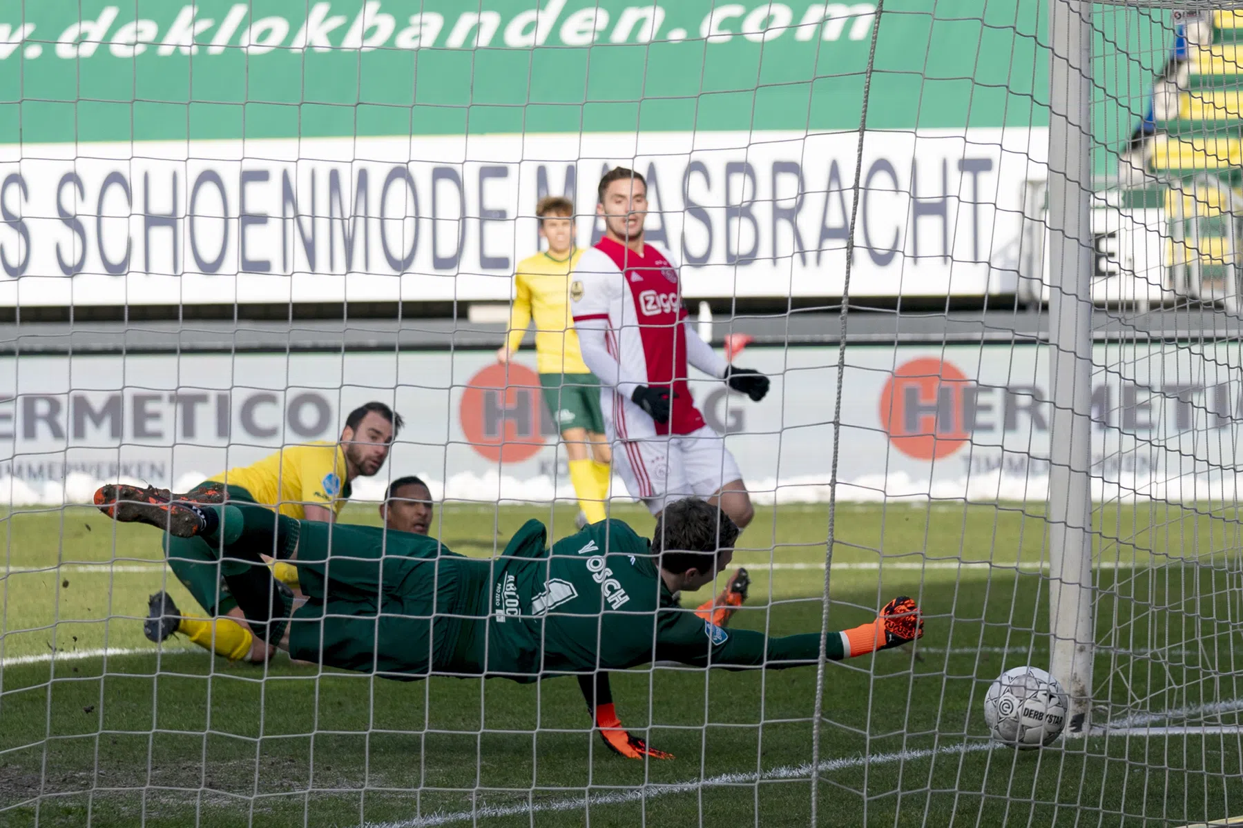 Ajax bezwijkt dankzij Haller niet onder de druk in Sittard