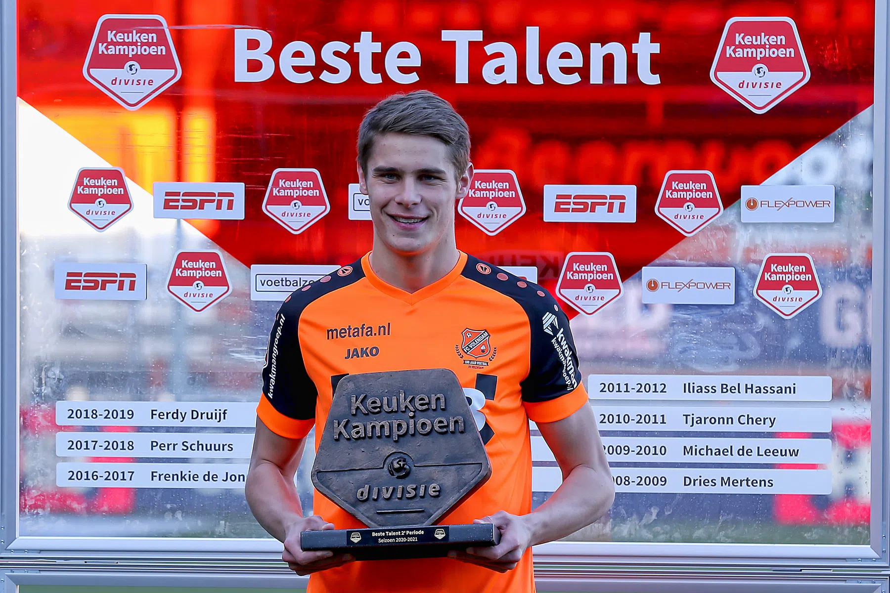 Van de Ven kijkt naar De Ligt: 'Een monster achterin, niet normaal'