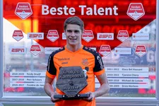 Thumbnail for article: Van de Ven kijkt naar De Ligt: 'Een monster achterin, niet normaal'