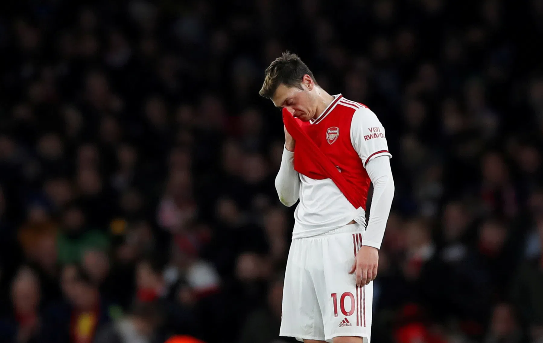 Emotionele Özil neemt vol liefde afscheid van Arsenal
