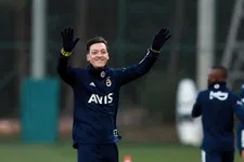 Thumbnail for article: Fenerbahçe start speciale sms-dienst om komst Özil te bekostigen