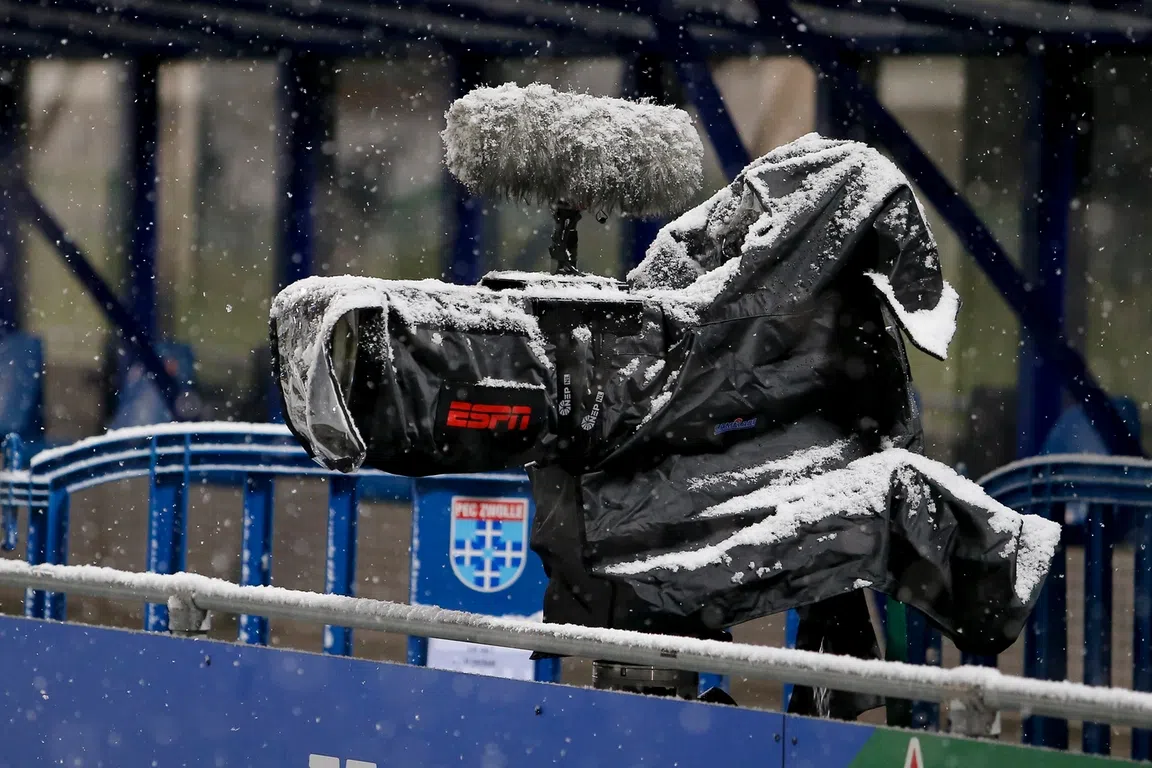 Iemand komt voetbal kijken (in overeenstemming met de RIVM-richtlijnen)