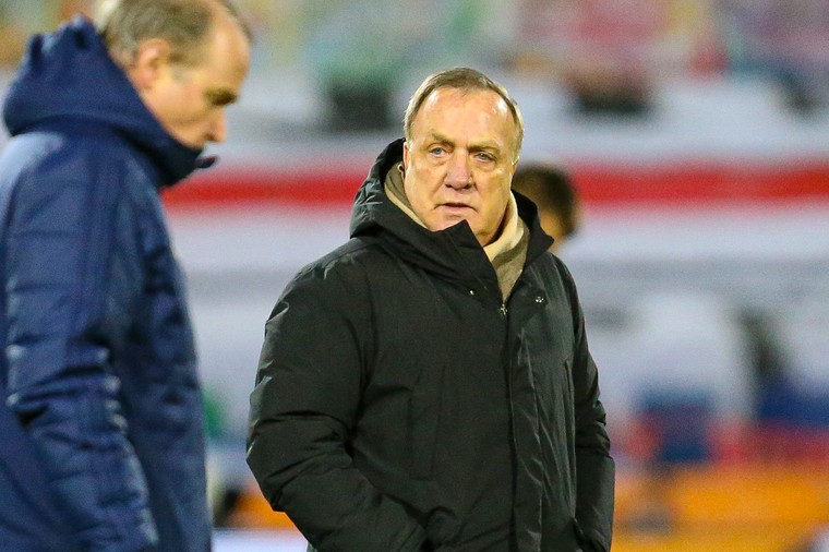 Advocaat trapt tactisch op rem na nederlagen