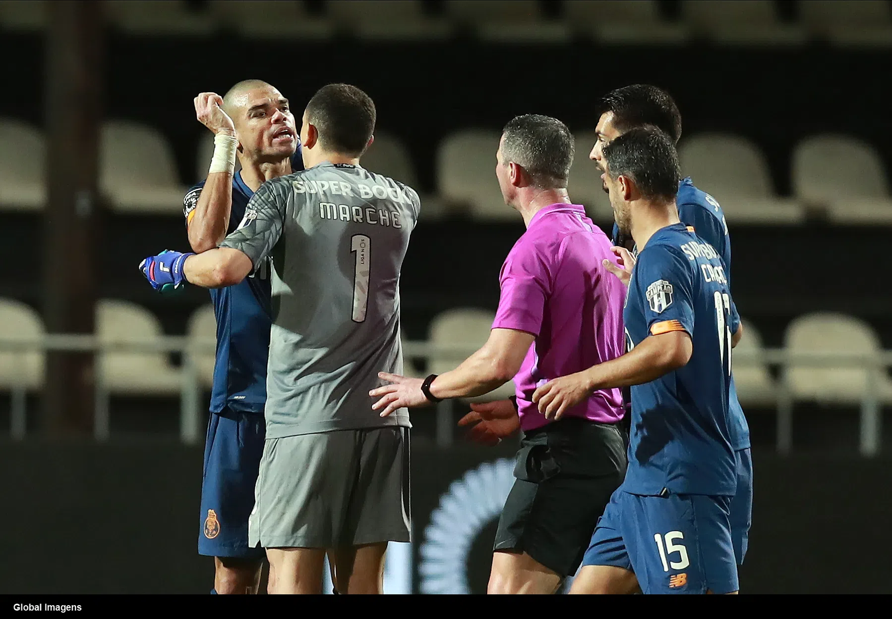 Kort lontje nog niet verdwenen: Pepe (37) ruziet op het veld met ploeggenoot