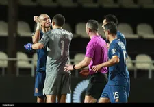 Thumbnail for article: Kort lontje nog niet verdwenen: Pepe (37) ruziet op het veld met ploeggenoot