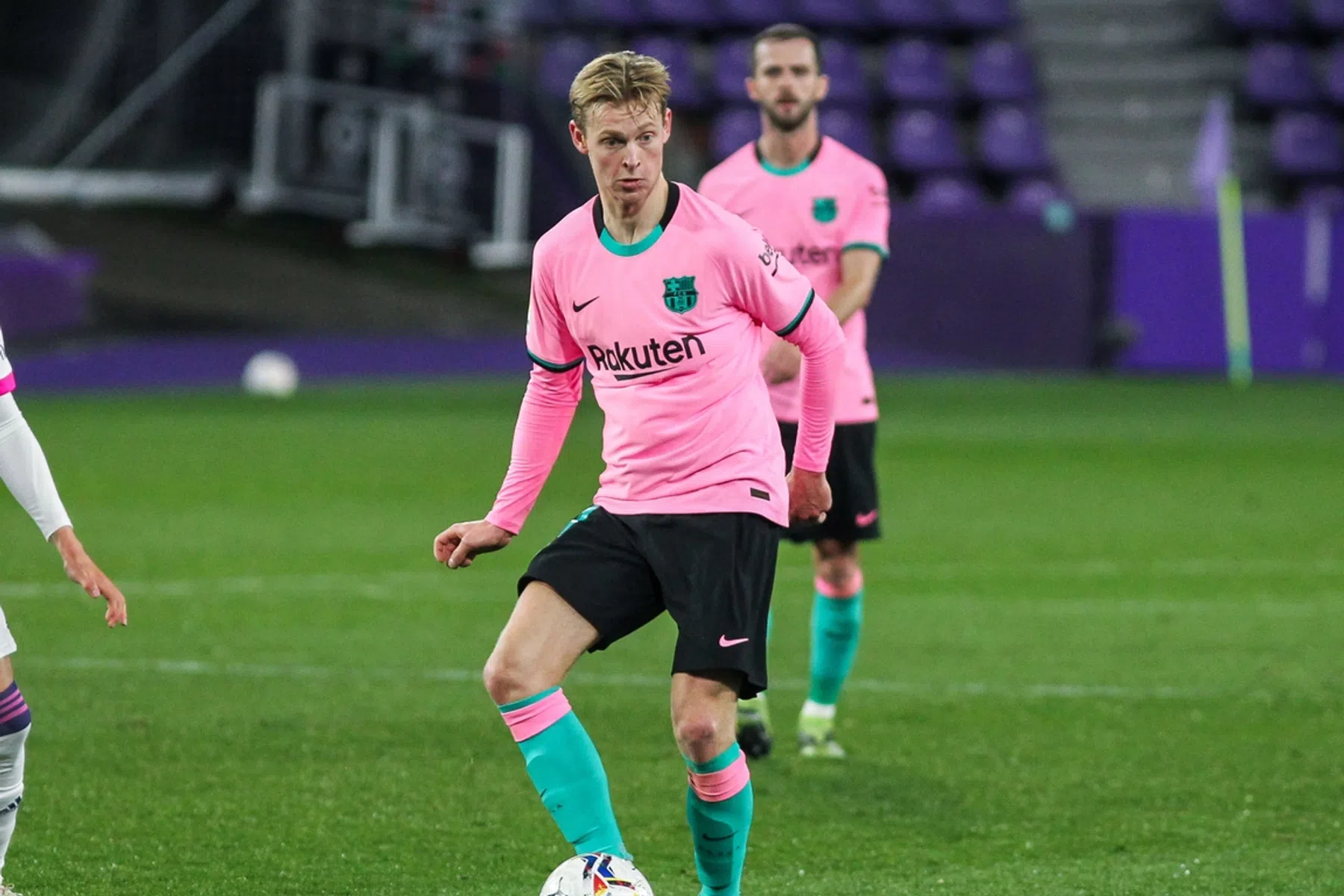 De Jong weer reddende engel voor Barça in nieuwe bekerworsteling