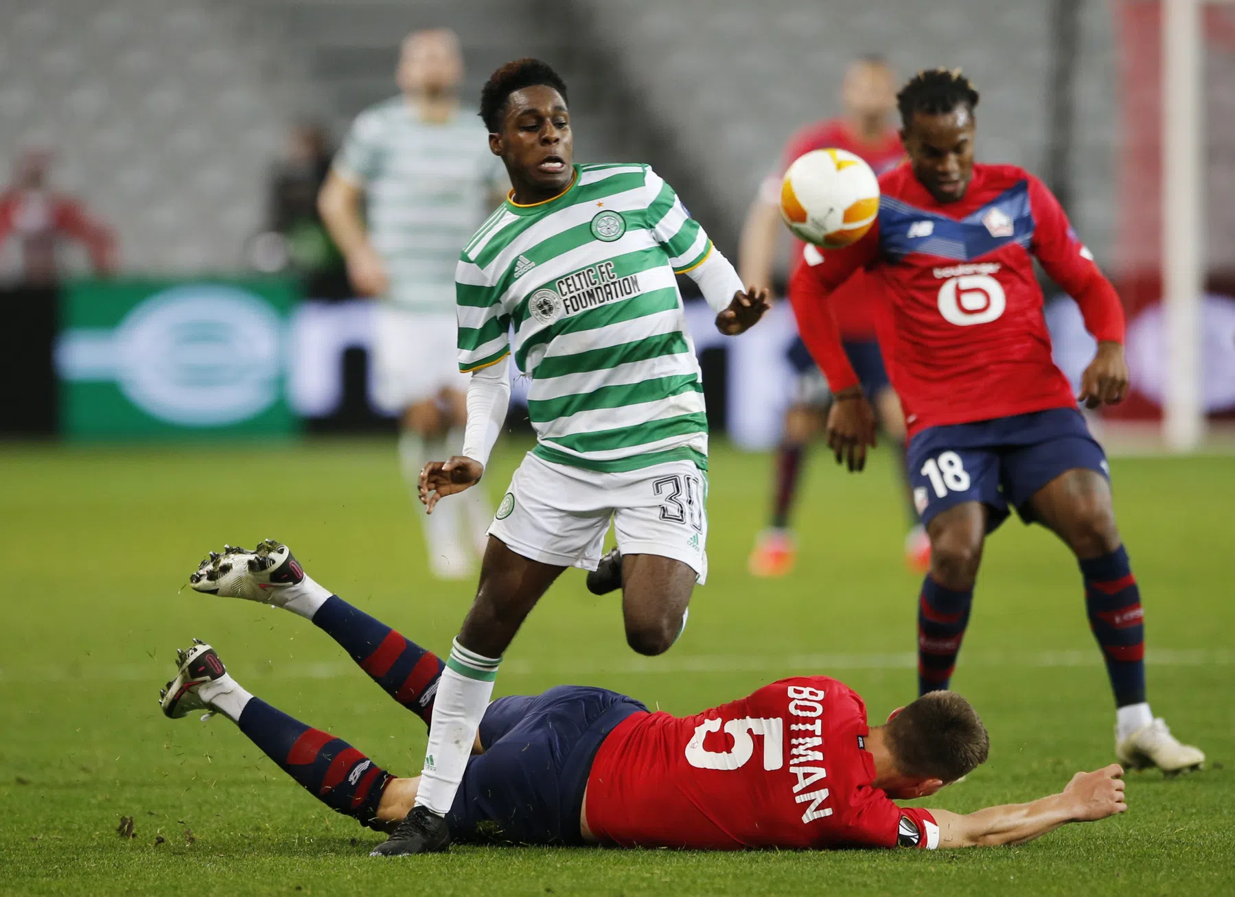 Leverkusen presenteert Frimpong en bezorgt Celtic miljoenenwinst