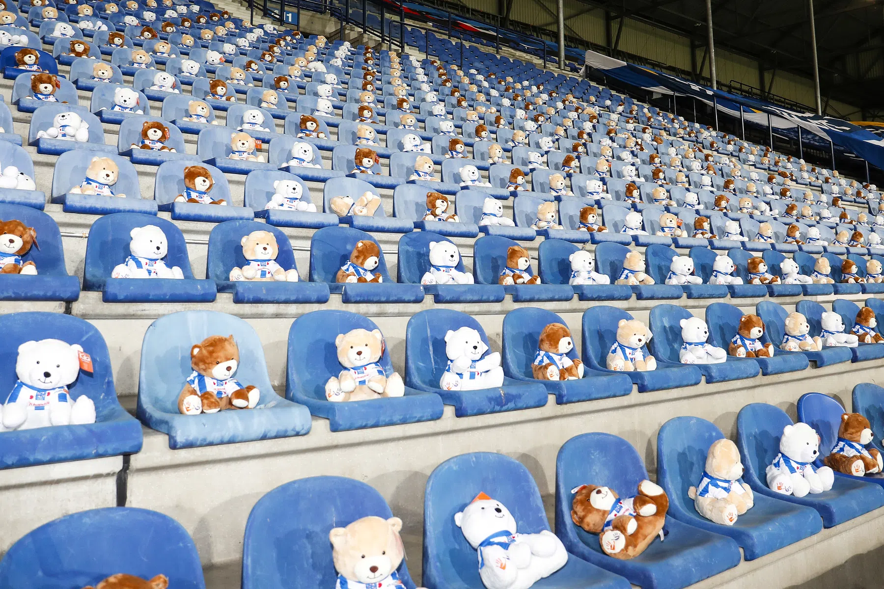 Hoe houden Eredivisie-clubs de band met hun supporters warm?