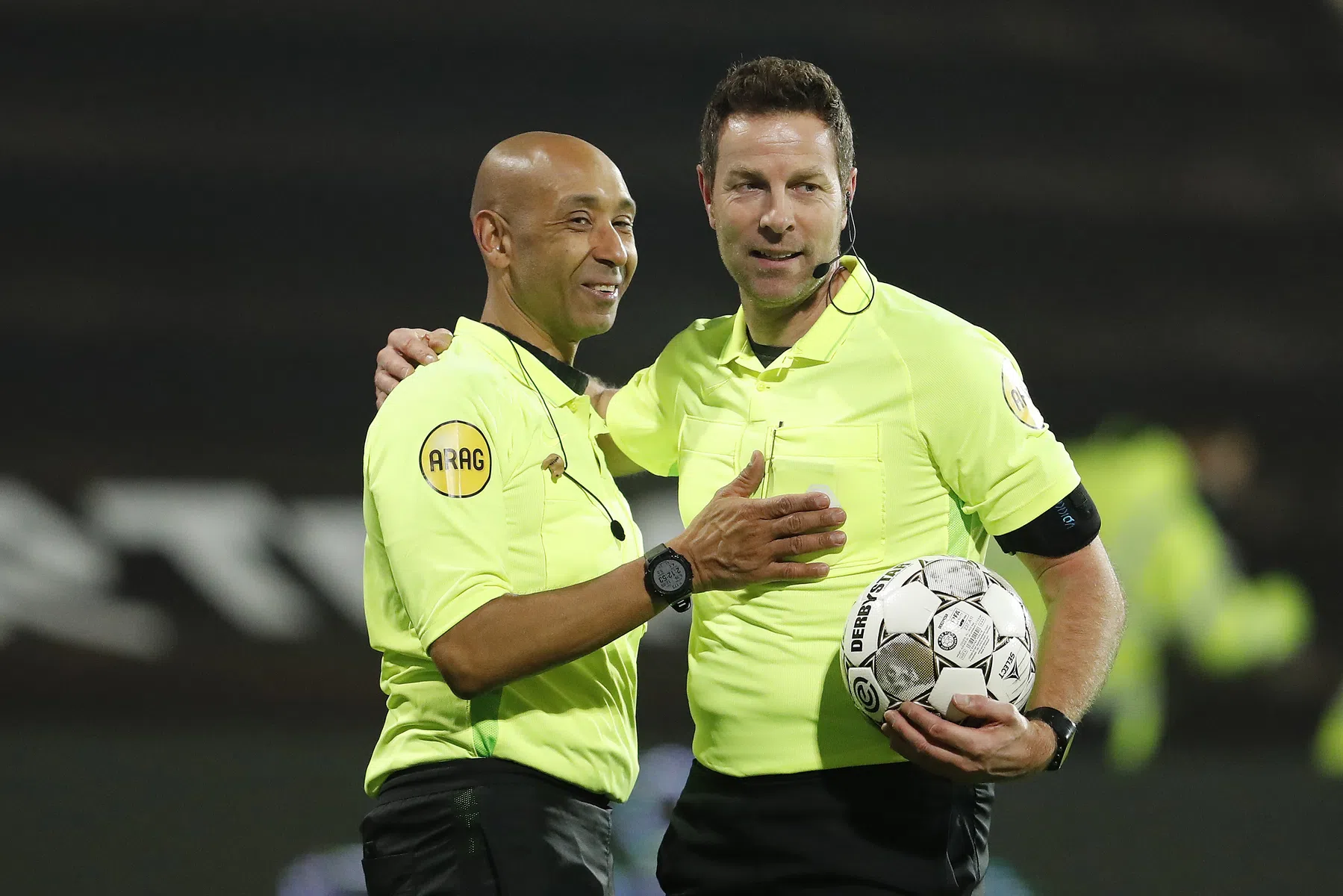 Assistent-scheidsrechter Siebert in tranen na laatste wedstrijd