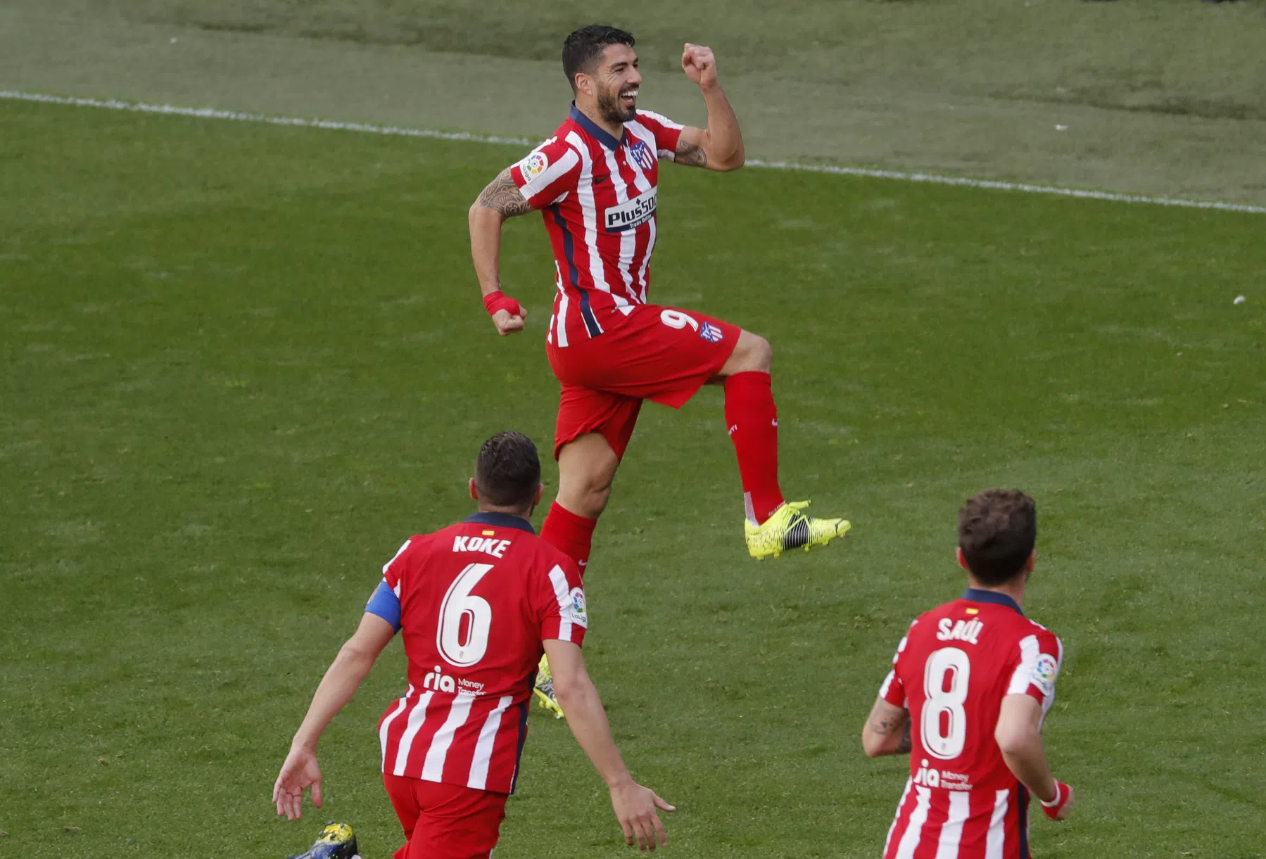 Atlético slaat dankzij prachtgoals én topschutter Súarez gapend gat