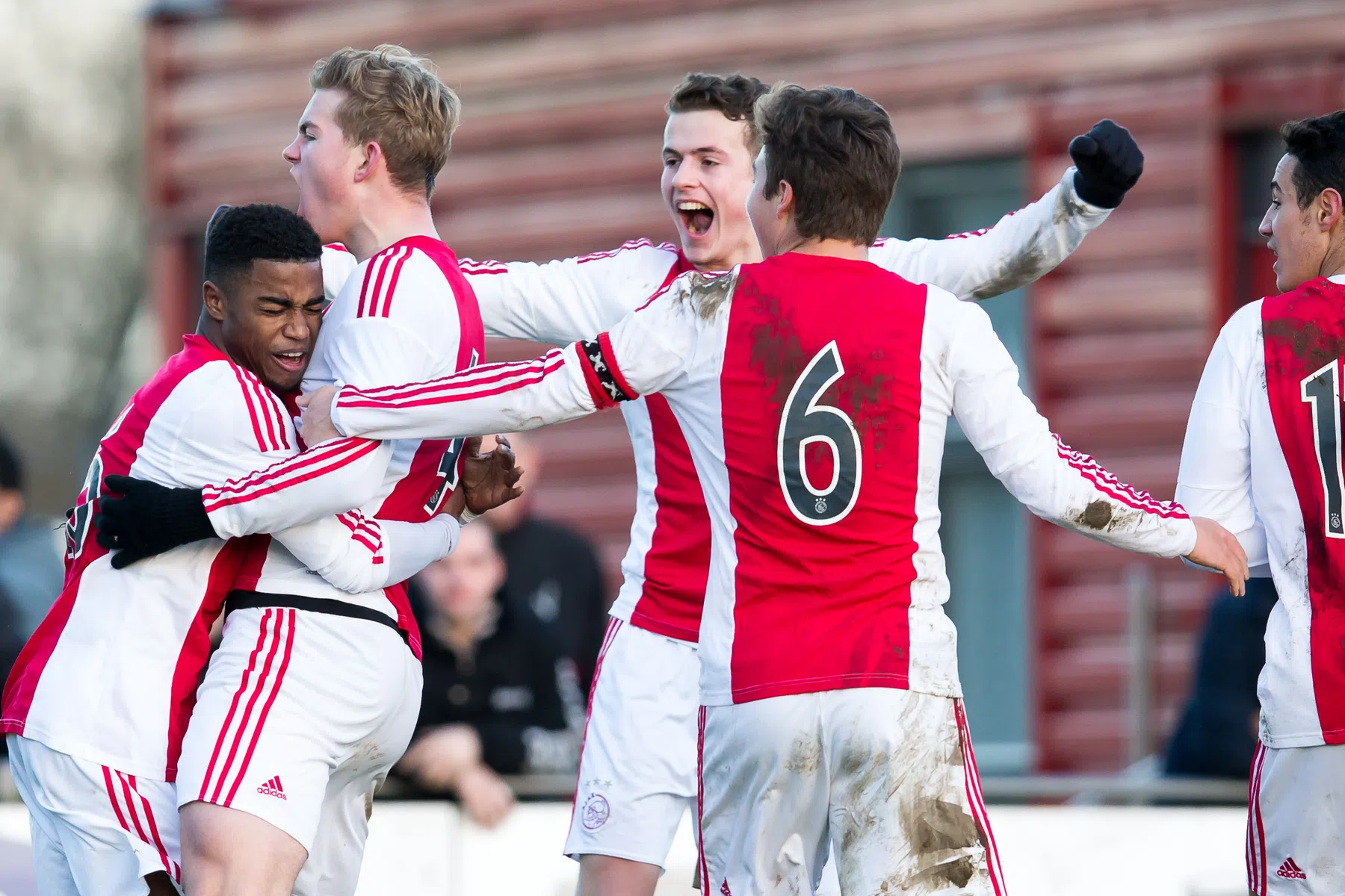 Te bizar en extreem voor de vergetelheid: dat ene jeugdduel tussen AZ en Ajax