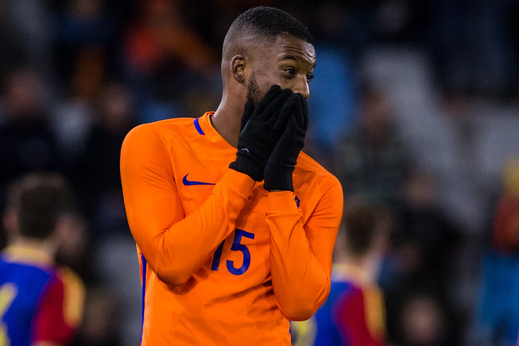 Hiddink ligt op de loer bij Bazoer, ninja Zlatan tovert op training
