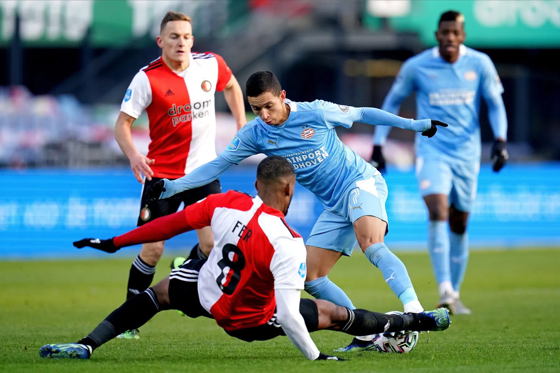 PSV zet hemeltergend zwakke serie in topduels voort