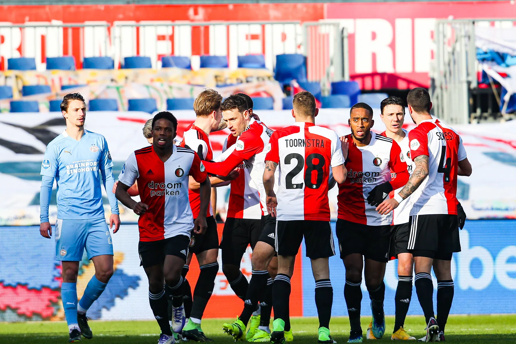 Op scherp gezet Feyenoord deelt PSV enorme dreun uit