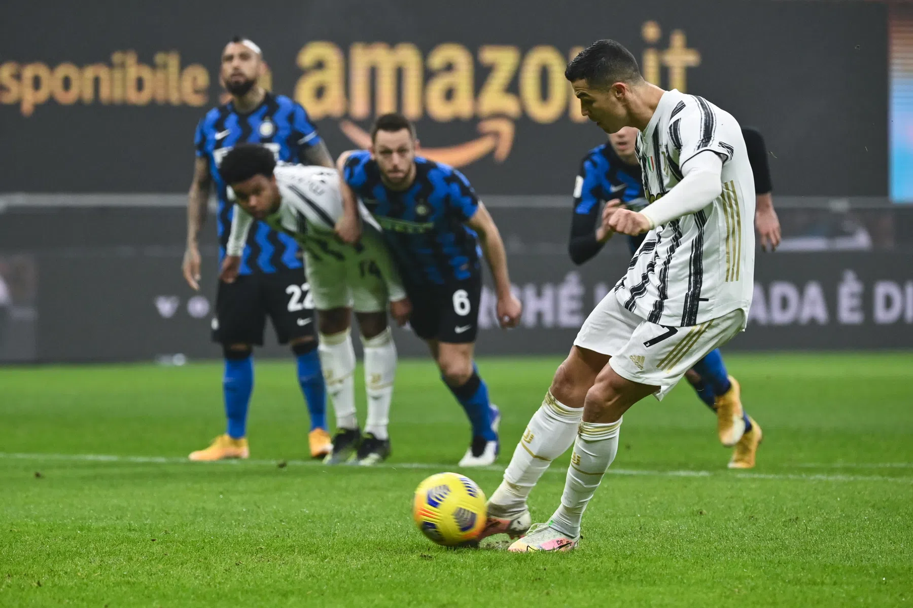 Ronaldo plaveit in Milaan de weg naar Coppa-finale