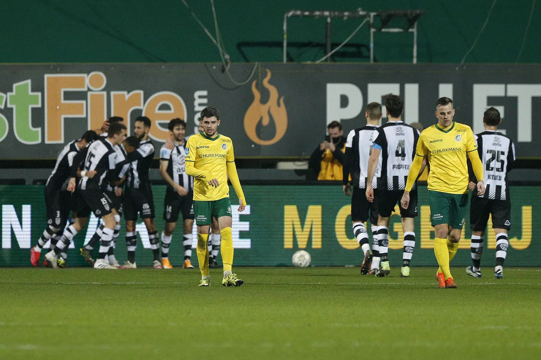 Heracles betreedt linkerrijtje en zet Fortuna terug op aarde