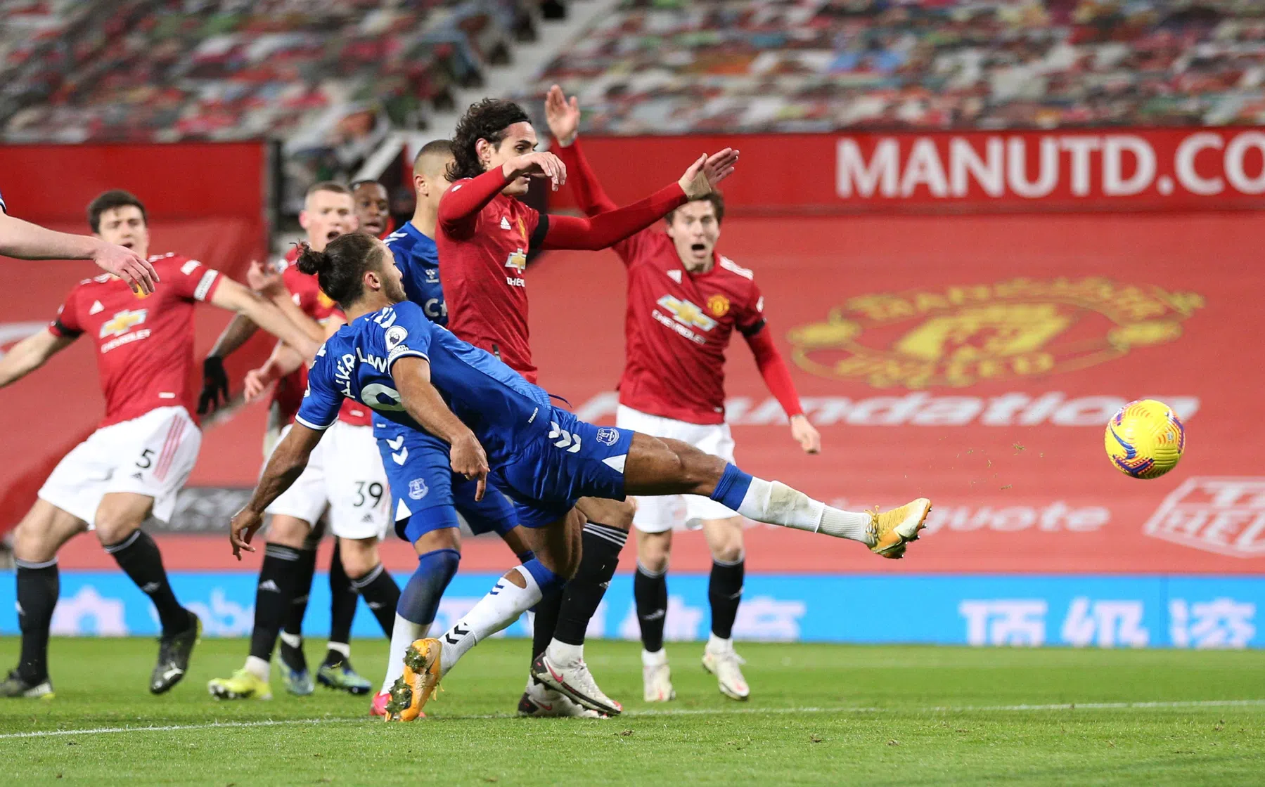 Man Utd ziet zege in allerlaatste seconde door vingers glippen