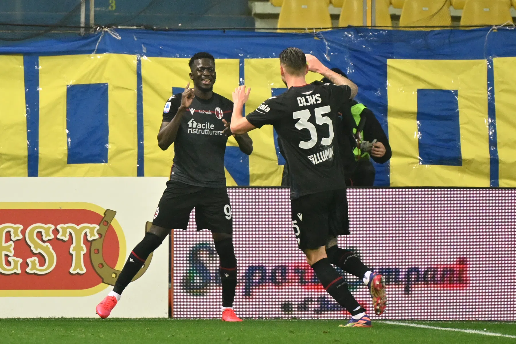Parma-debuut Zirkzee wordt een sof: Dijks en Schouten winnen derby