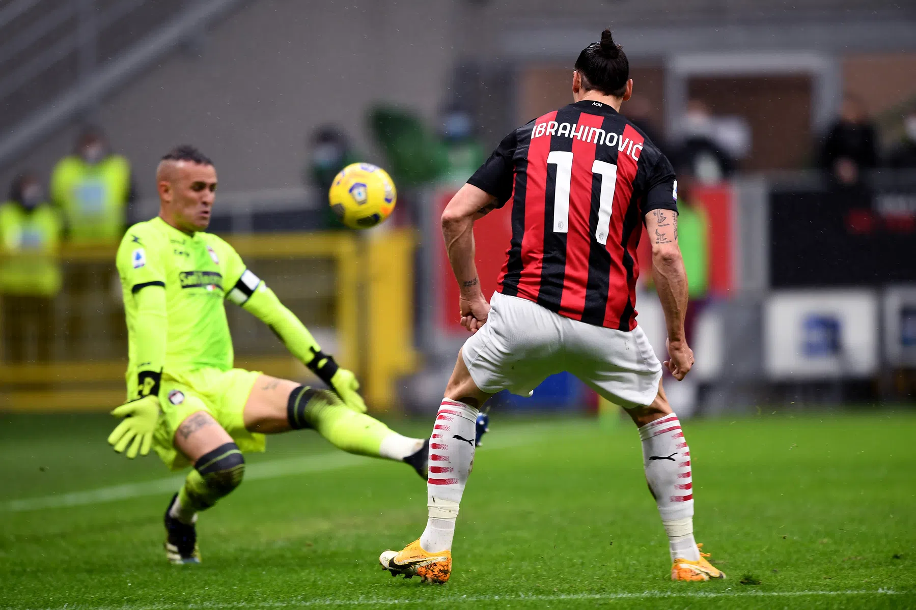 Dubbelslag grootheid Ibrahimovic krijgt koppig Crotone op de knieën 
