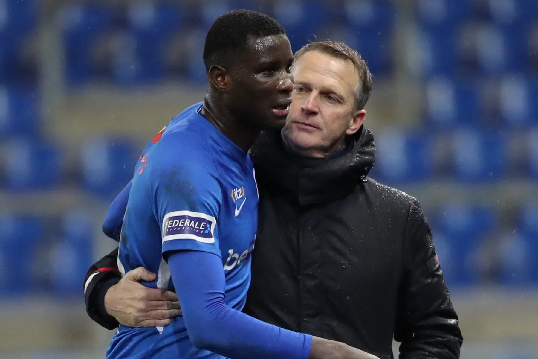 Piepkleine Anderlecht-speler dekt Genk-spits (2.01 meter), bijzondere Karlsruher-corner