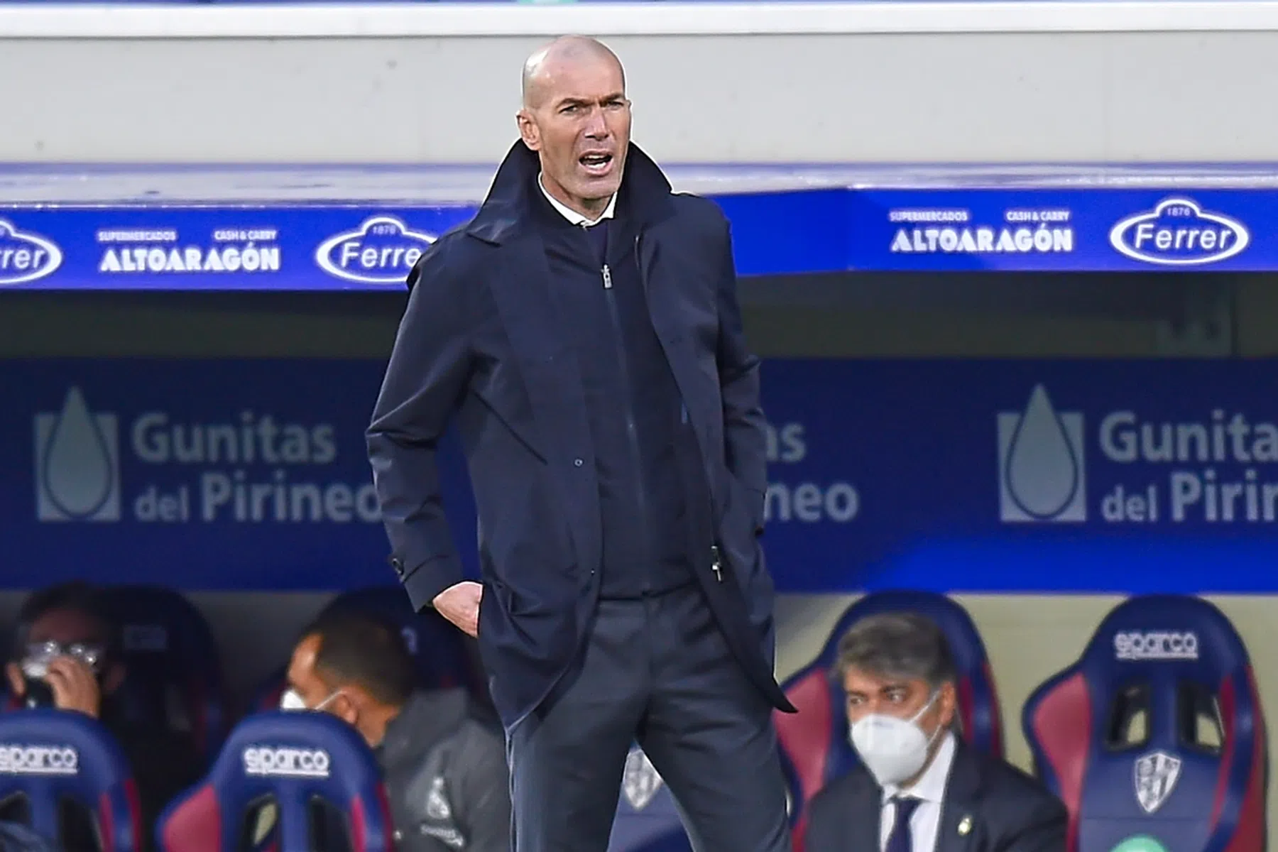 Gekalmeerde Zidane krijgt niet één of twee, maar zes vragen over zijn toekomst