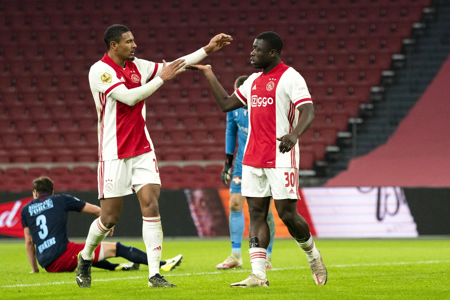 'Ook bij Ajax draaien mensen aan de knoppen'