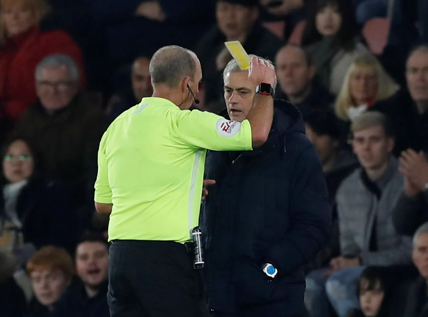 Mourinho roept op tot actie na doodsbedreigingen aan Mike Dean