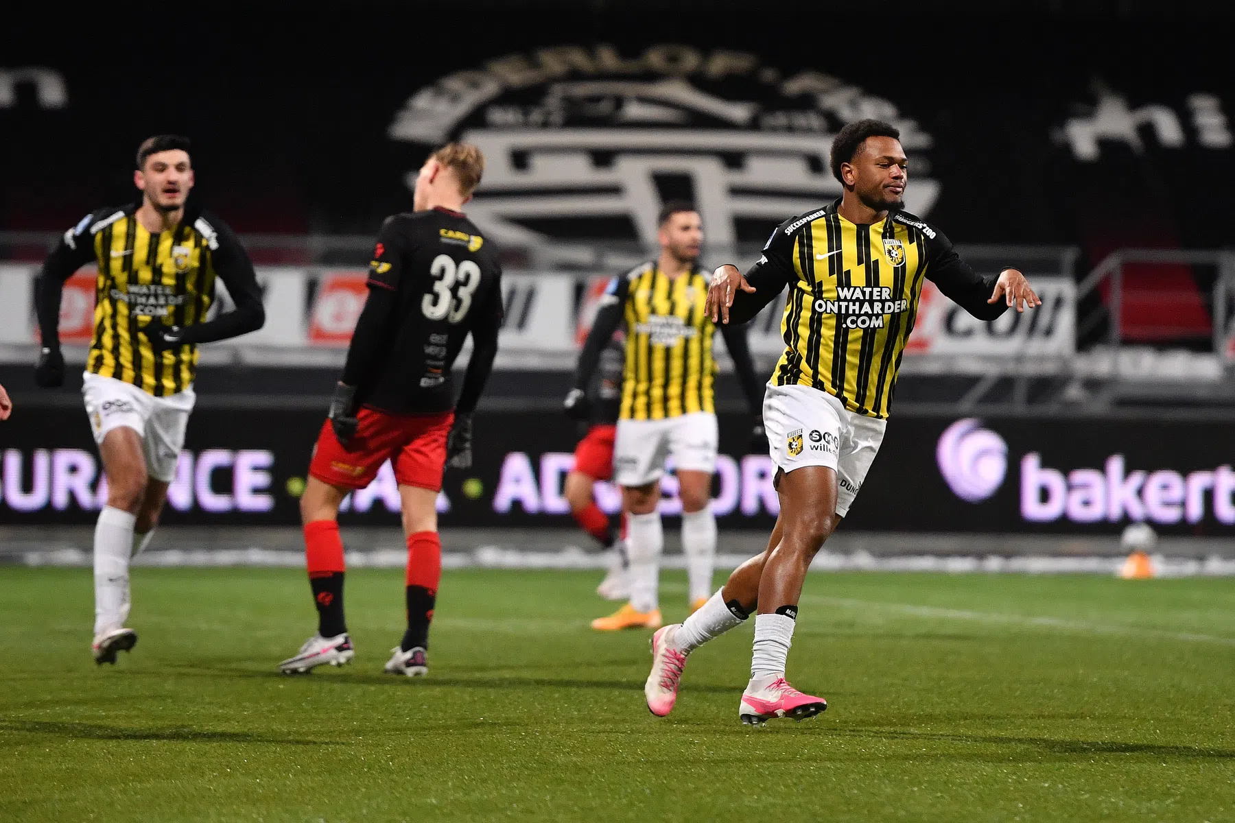 Vitesse slaat op avond vol VAR-tegenwerking in slotfase toe
