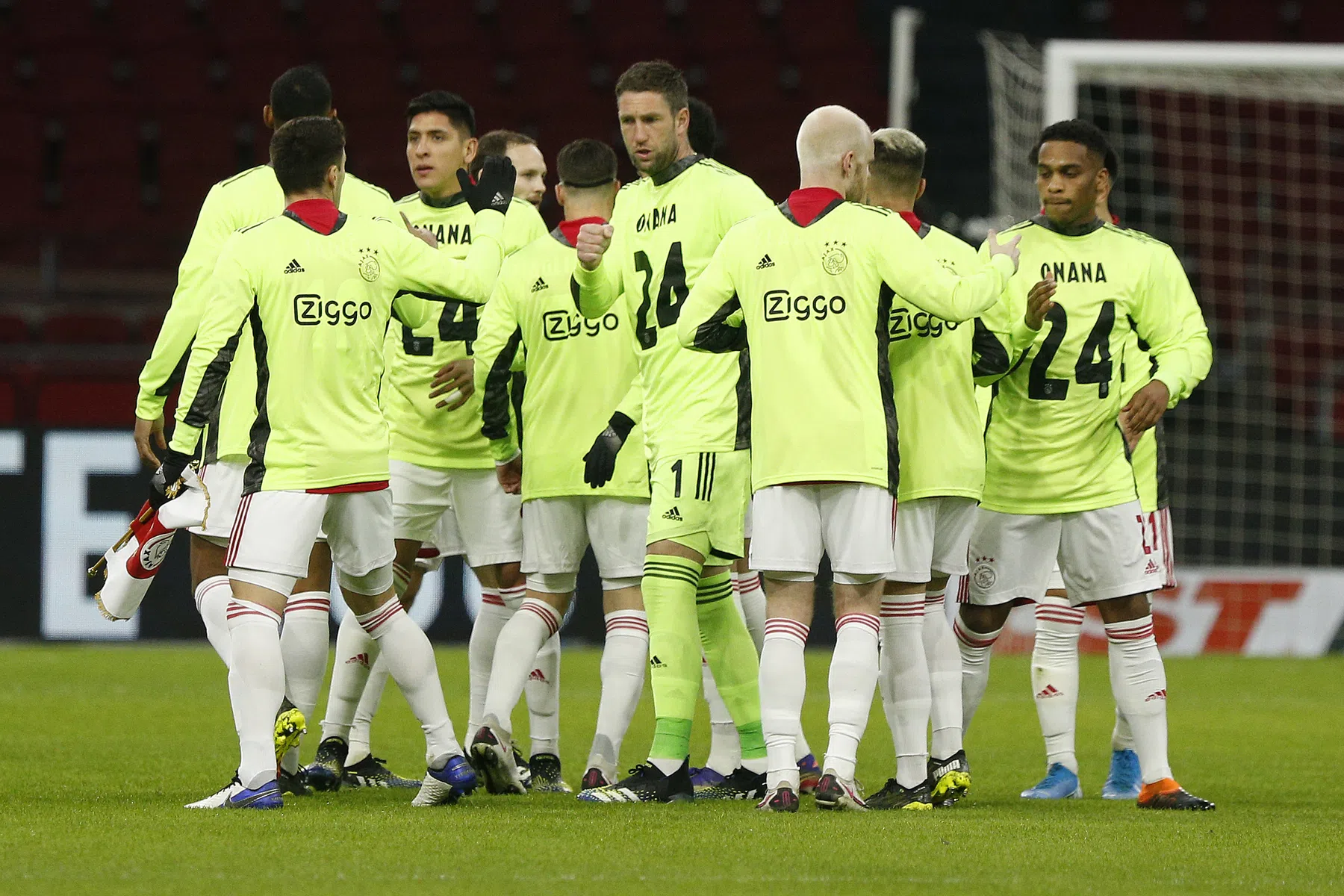 Steunbetuiging in Amsterdam: Ajax-selectie als één man achter Onana