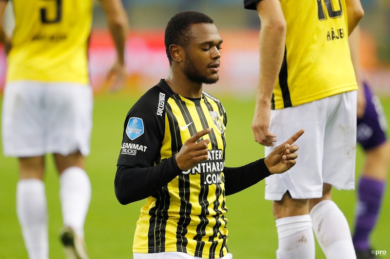Vitesse bekert verder ondanks veelbesproken VAR-optreden
