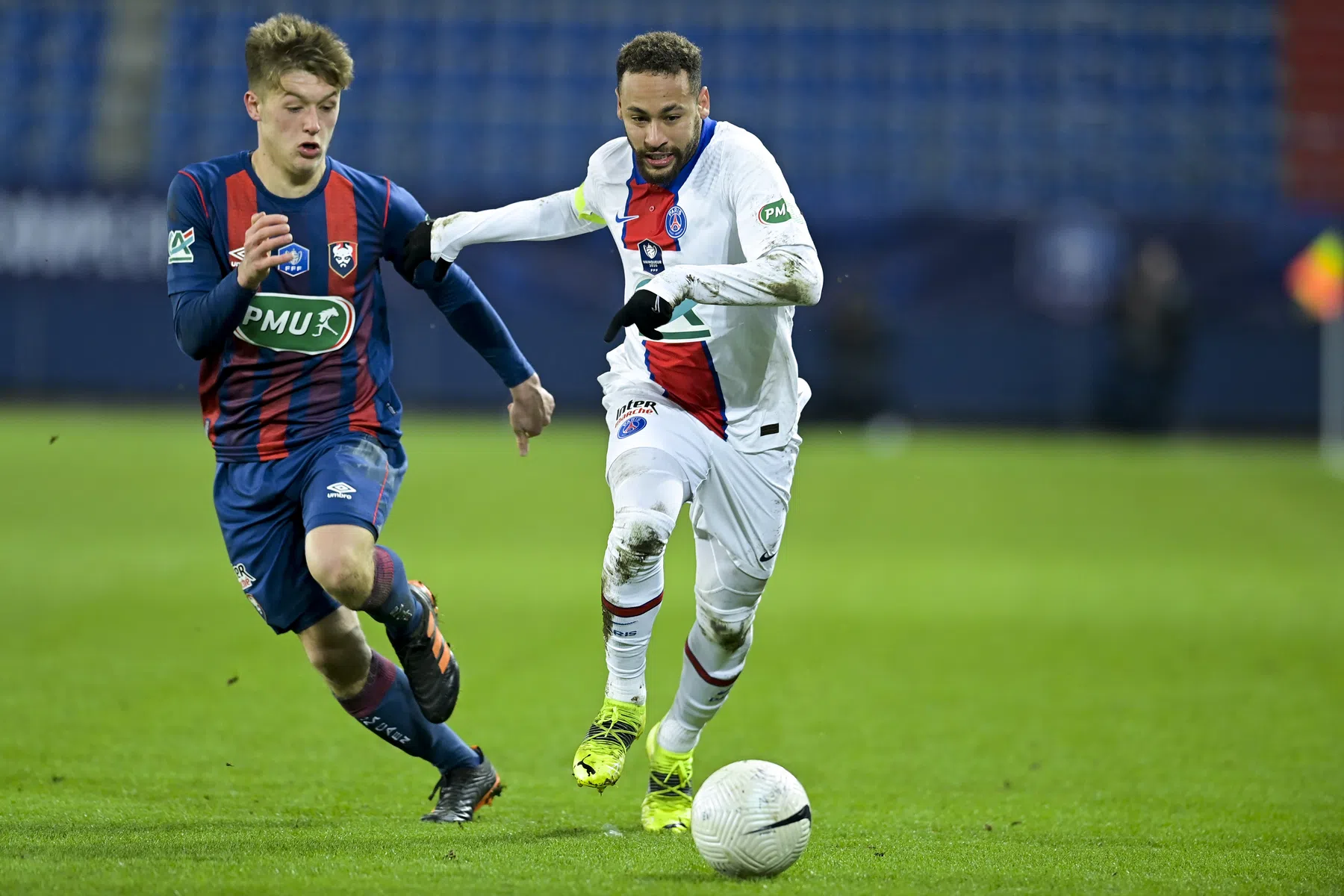 PSG bekert ploeterend verder met captain Neymar en debutant Simons