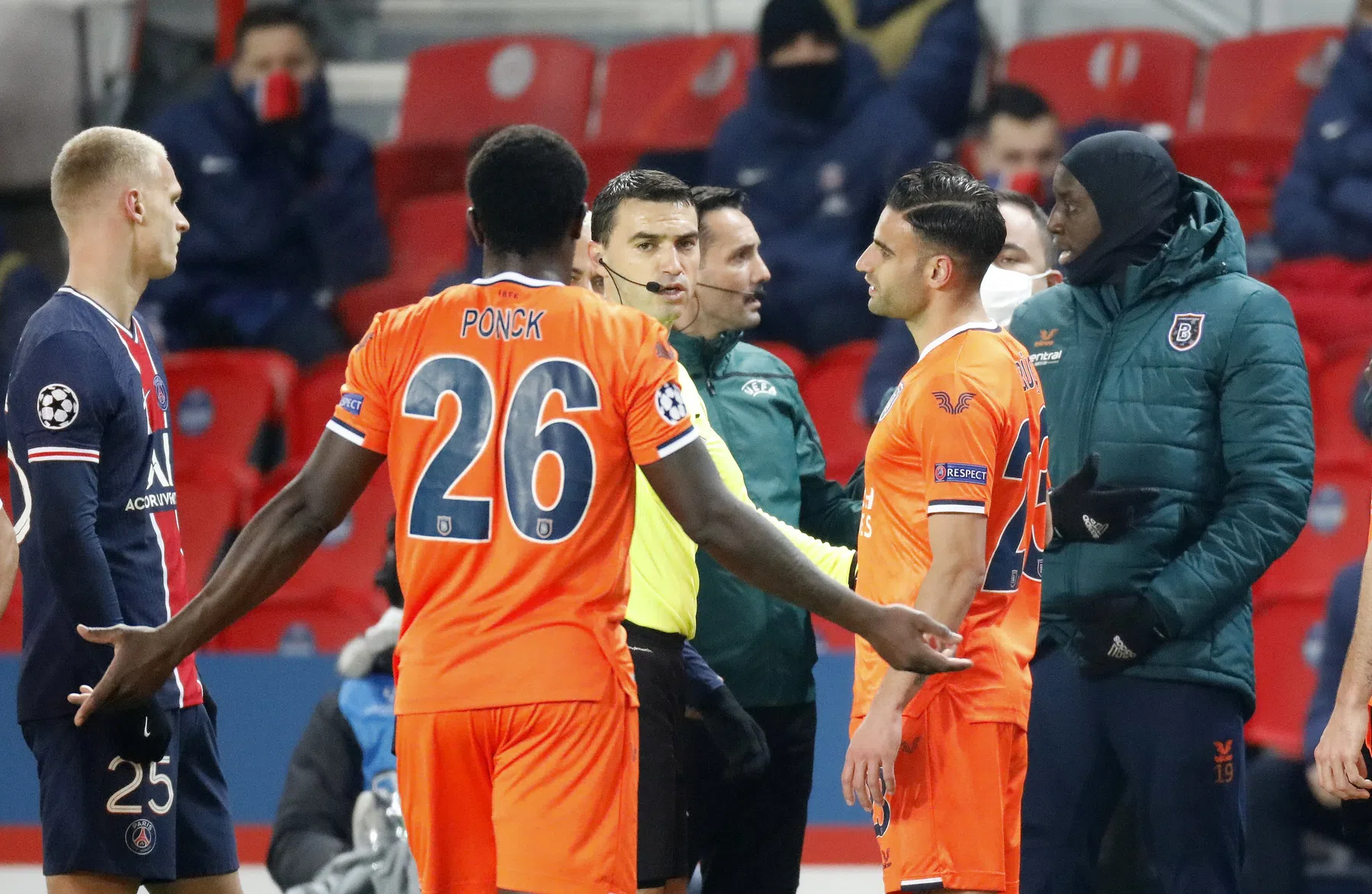 UEFA is nog niet klaar met Roemeense officials na racisme-rel in Parijs