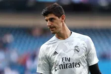 Thumbnail for article: Prachtig gebaar van Courtois, assistent Kompany in zomerkleding op tribune
