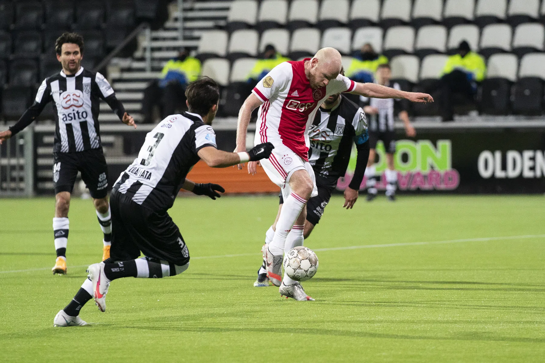 Ajax slaat mede dankzij betwist doelpunt Klaassen opnieuw grote slag