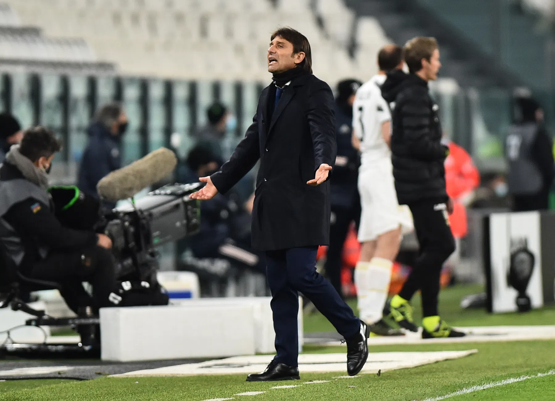 Conte door het stof na opsteken middelvinger naar zijn oude baas