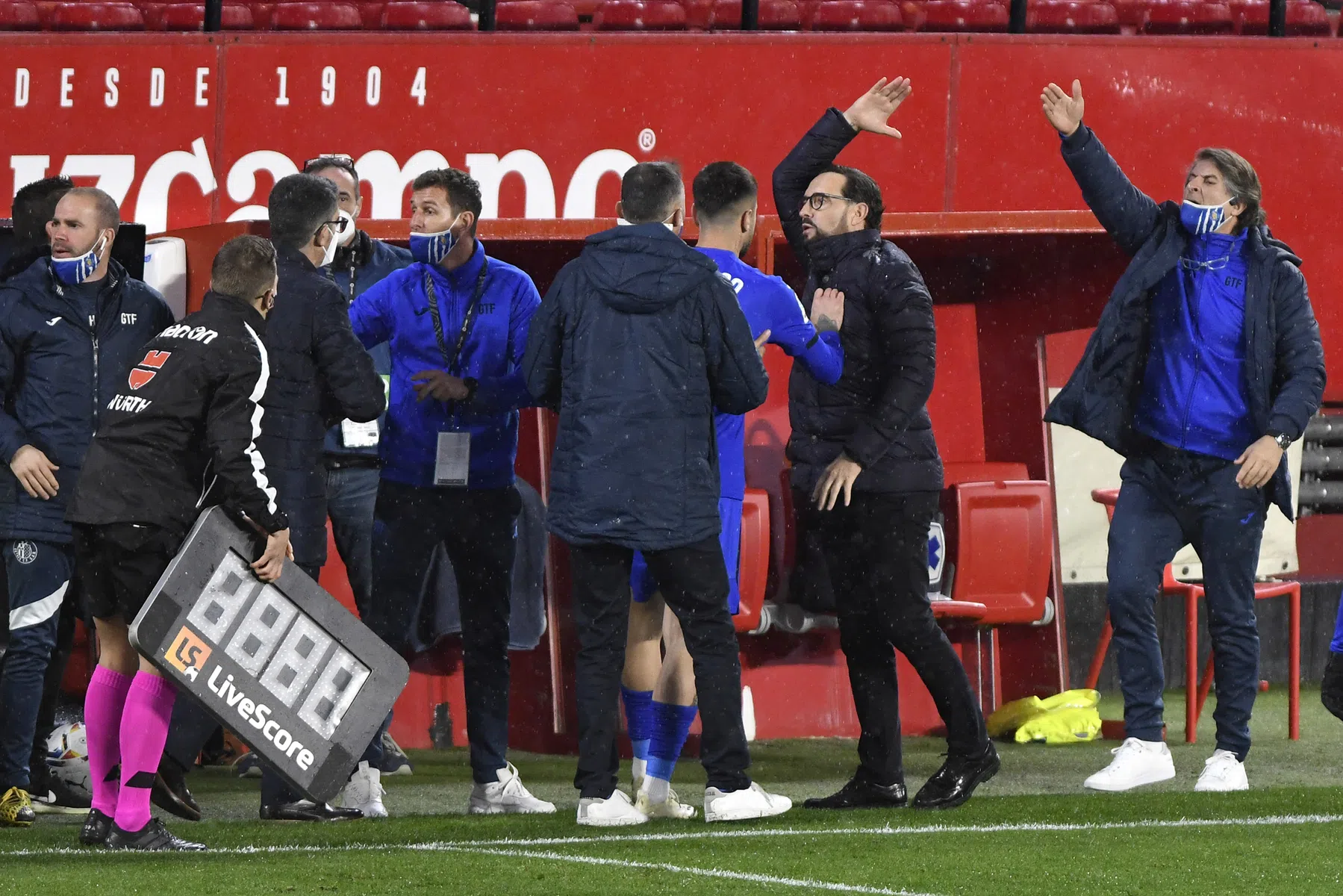 Woedende Getafe-trainer geeft uitleg over curieuze rode kaart