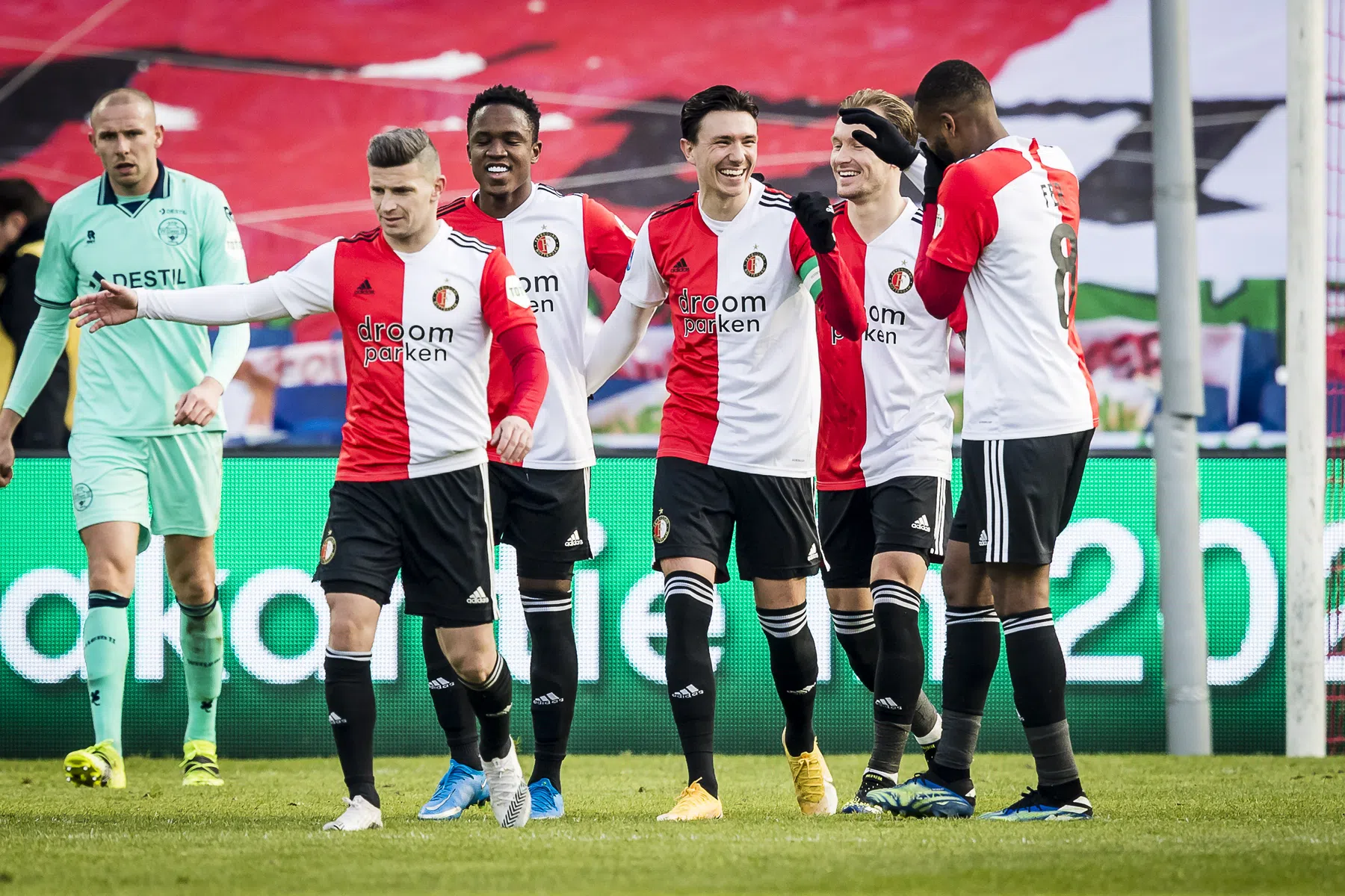 Meedogenloos Feyenoord bezorgt Petrovic dramatische rentree in De Kuip