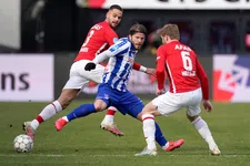 Thumbnail for article: AZ verpest Eredivisie-rentree scorende Schöne en verkleint gat met PSV