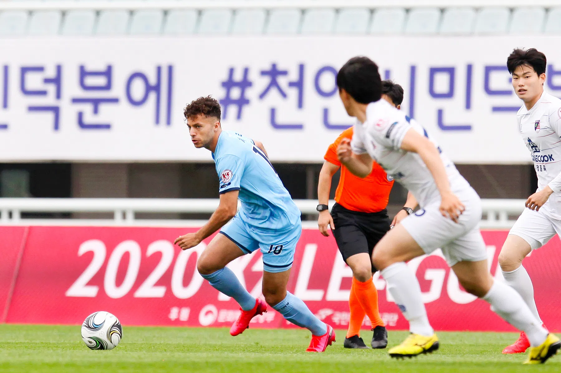 Via Deventer en LA naar Zuid-Korea: het voetbalavontuur dat leest als een stripboek
