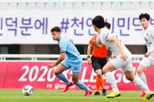 Thumbnail for article: Via Deventer en LA naar Zuid-Korea: het voetbalavontuur dat leest als een stripboek 